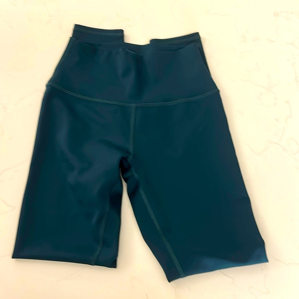 Alo- like new, worn once.  Forest green 7/8 high waist legging